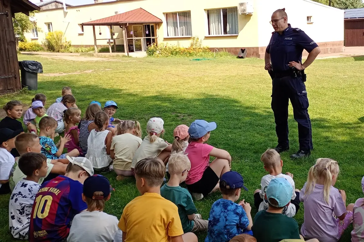 Profilaktyka bezpieczeństwa wakacyjnego z udziałem policjantów