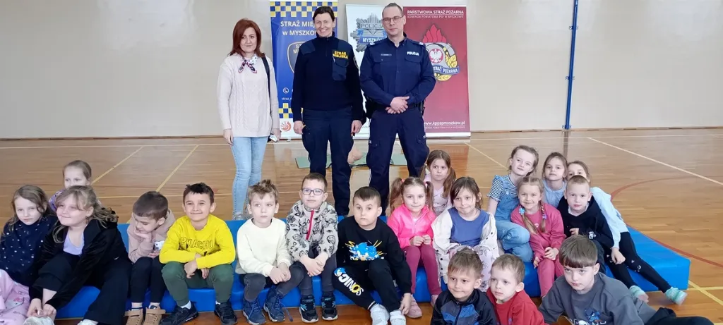 Edukacja bezpieczeństwa dla przedszkolaków z mundurowymi