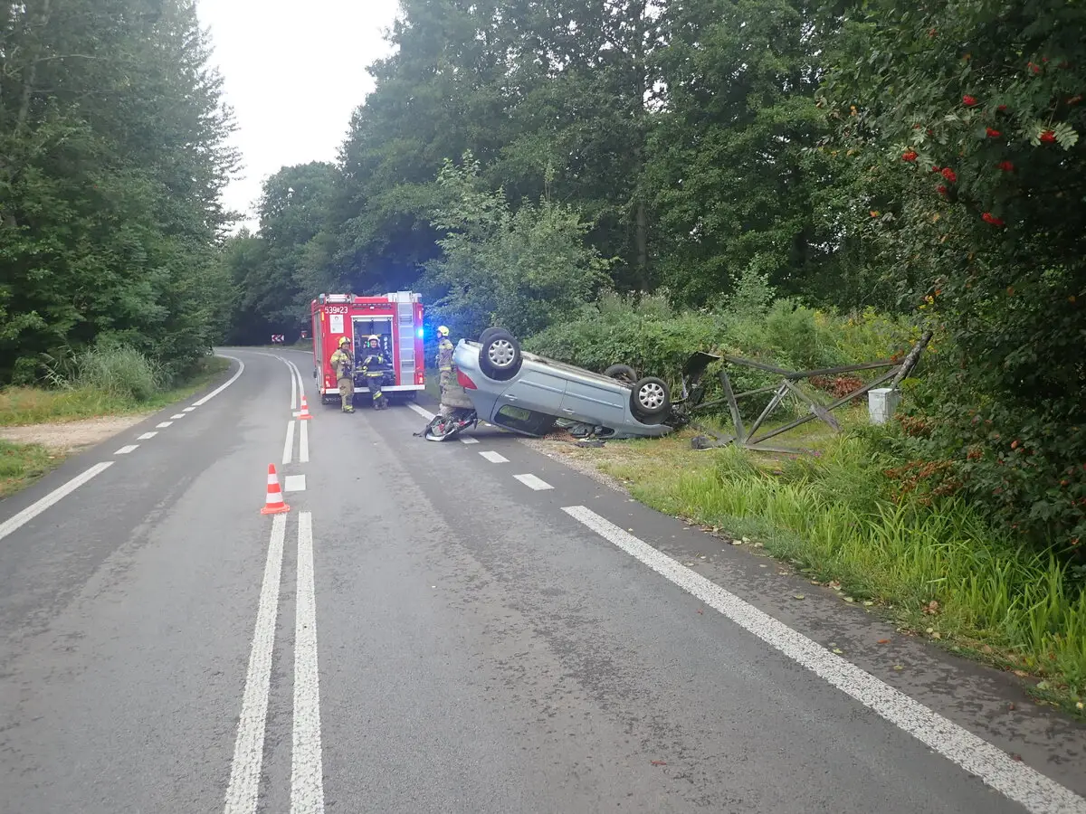 Policjant z Koziegłów uratował kobietę po dachowaniu samochodu