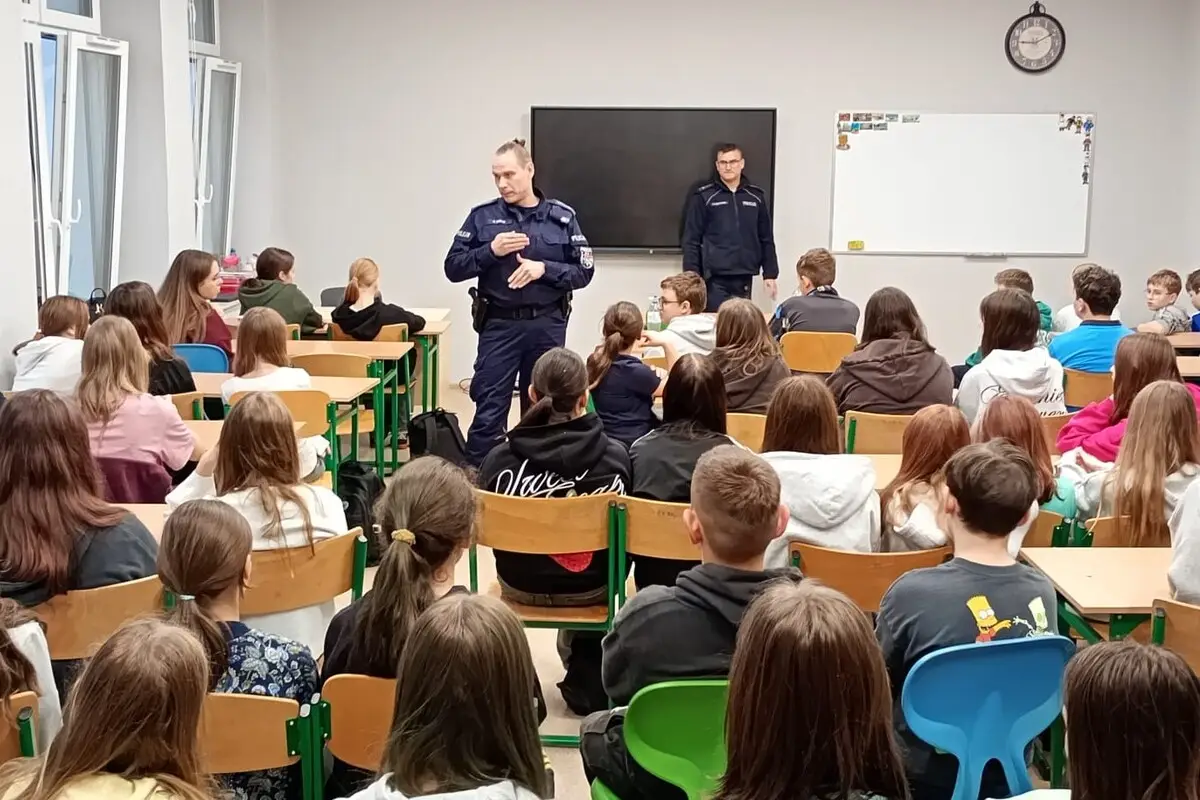 Spotkanie profilaktyka i dzielnicowego z uczniami w Szkole Podstawowej nr 2