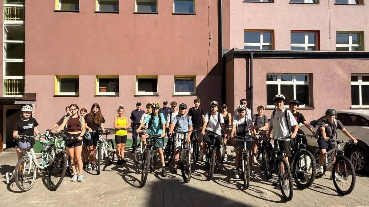 Dzielnicowi edukują uczniów o bezpieczeństwie na jednośladach