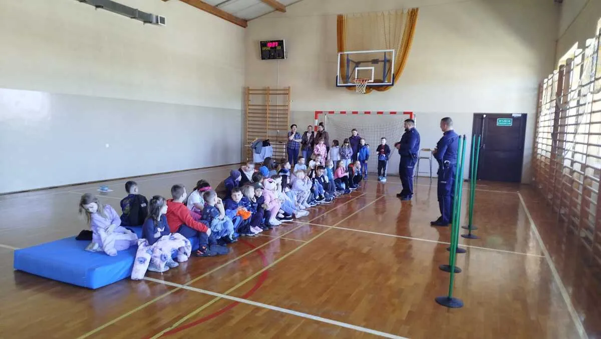 Profilaktyczne spotkanie dzielnicowych z dziećmi